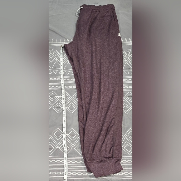 Vuori Womens Performance Joggers In a Burgundy Color Size Large - Picture 3 of 8
